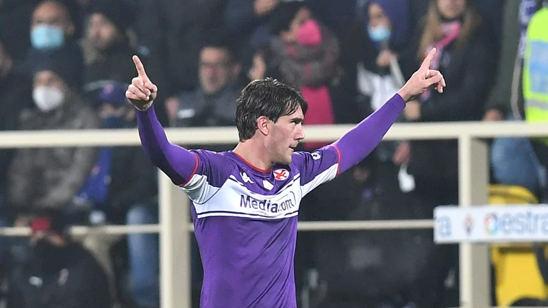 Fotografija: Že lep čas je jasno, da Dušan Vlahović (na fotografiji) s Fiorentino ne bo podaljšal pogodbe. Povezave s prestopom k Juventusu so njegovo življenje v prestolnici Toskane še dodatno otežile ... FOTO: Jennifer Lorenzini/Reuters