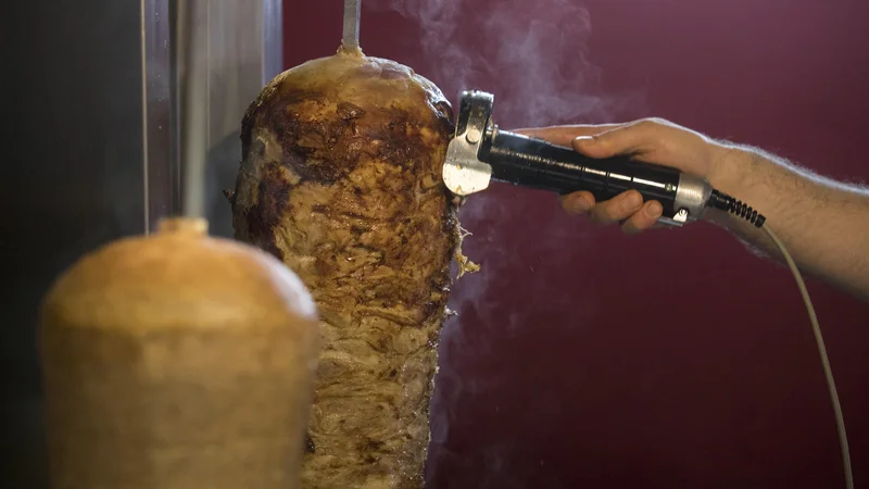 Fotografija: V »kebabčiju«. FOTO: Voranc Vogel/Delo