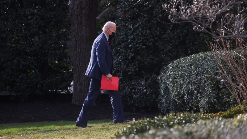 Fotografija: Ameriški predsednik Joe Biden se vse bolj zaveda videza šibkosti, ki ga je prinesel kaotični umik iz Afganistana. FOTO: Leah Millis/Reuters
