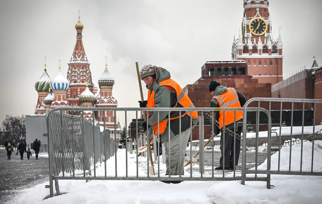 V ozadju žuganja s sankcijami je logika, po kateri bi lahko Moskvo odvrnili od napada, če bo presodila, da bo za to morala plačati visoko ceno. FOTO: Alexander Nemenov/AFP
