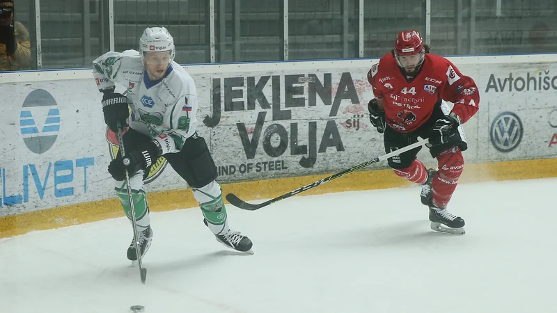 Fotografija: Prizor z zadnjega derbija med Sij Acroni Jesenicami in SŽ Olimpijo v dvorani Podmežakla. FOTO: Jože Suhadolnik/Delo