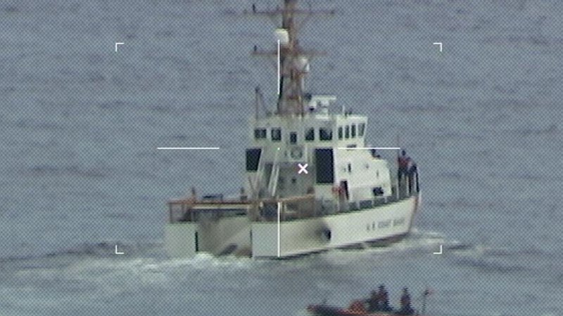Fotografija: Obalna straža išče morebitne preživele. FOTO: U.s. Coast Guard Via Reuters
