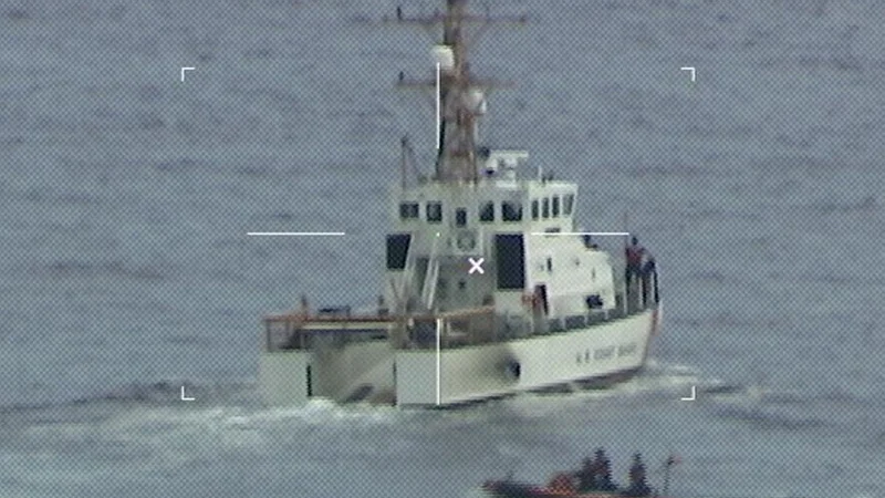 Fotografija: Obalna straža išče morebitne preživele. FOTO: U.s. Coast Guard Via Reuters