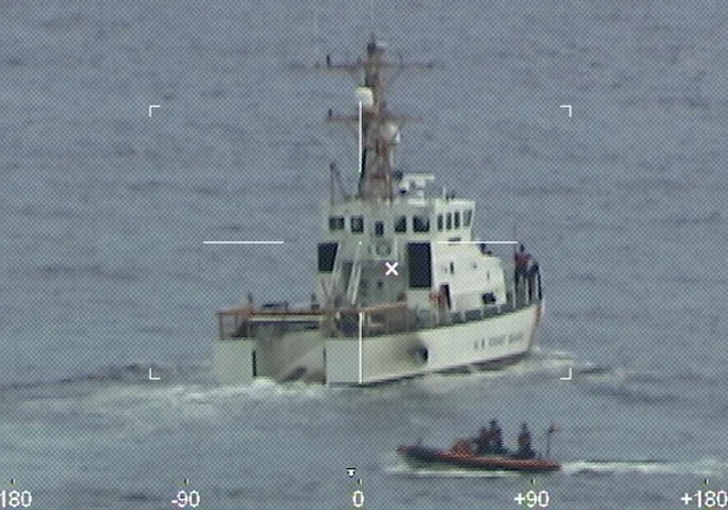 Obalna straža išče morebitne preživele. FOTO: U.s. Coast Guard Via Reuters