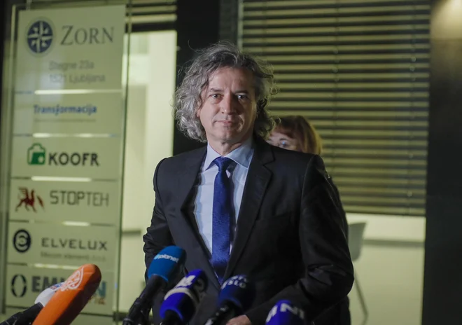 Robert Golob s svojo stranko Gibanje svoboda je s prispodobo nevarnosti, ki jo za goloba pomeni ujeda na nebu, že dobil prvo napoved Janeza Janše. FOTO: Jože Suhadolnik
