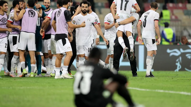 Fotografija: Egipčani proslavljajo na štadionu v Douali. FOTO: Mohamed Abd El Ghany/Reuters
