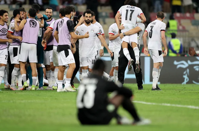 Egipčani proslavljajo na štadionu v Douali. FOTO: Mohamed Abd El Ghany/Reuters
