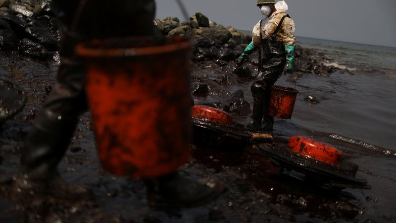 Fotografija: V Peruju odstranjujejo posledice ene od največjih ekološki katastrof. FOTO: Pilar Olivares/Reuters
