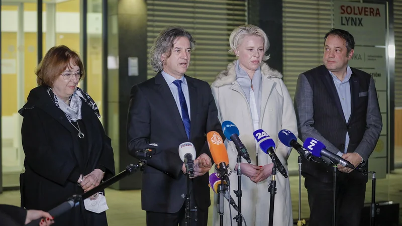 Fotografija: Robert Golob, predsednik Gibanja Svoboda, je predstavil ožjo ekipo sodelavcev: (z desne) predsednica sveta Mirta Koželj, podpredsednica Urška Klakočar Zupančič in generalni sekretar Matej Arčon. FOTO: Jože Suhadolnik/Delo