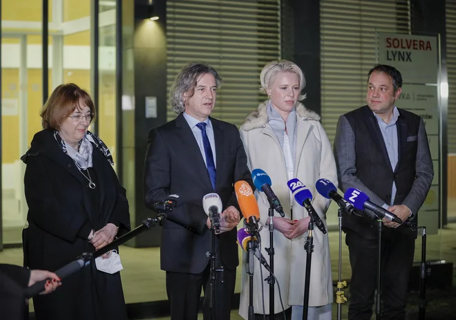 Robert Golob, predsednik Gibanja Svoboda, je predstavil ožjo ekipo sodelavcev: (z desne) predsednica sveta Mirta Koželj, podpredsednica Urška Klakočar Zupančič in generalni sekretar Matej Arčon. FOTO: Jože Suhadolnik/Delo
