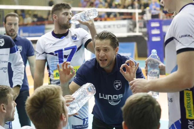 Trener Mariborčanov Sebastjan Škorc je bil lahko zadovoljen le s tretjim nizom. FOTO: Leon Vidic/Delo
