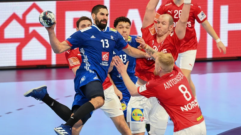 Fotografija: Nikola Karabatić (v modrem dresu) si je z rojaki na dvoboju z Danci priigral novo priložnost v boju za najvišja mesta. FOTO: Attila Kisbenedek/AFP