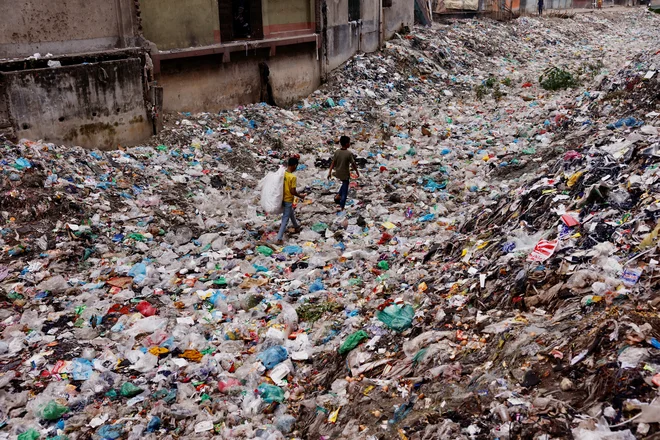 Ogromno plastike je zavržene, v naravi pa razpada na vse manjše delce. FOTO: Mohammad Ponir Hossain/Reuters
