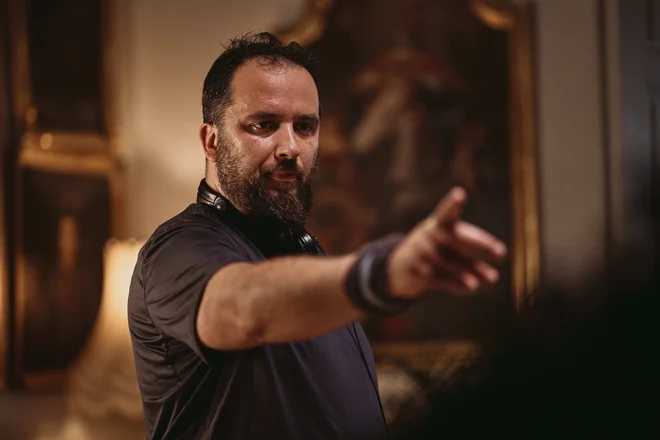 Režiser in scenarist TV-serije Dolina rož med snemanjem v Prelovškovi vili FOTO: Ksaver Sinkar