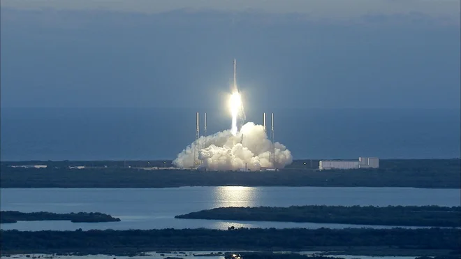Na Luno bo padla zgornja stopnja rakete falcon 9, s katero so 11. februarja izstrelili satelit DSCOVR. FOTO: NASA/AFP
