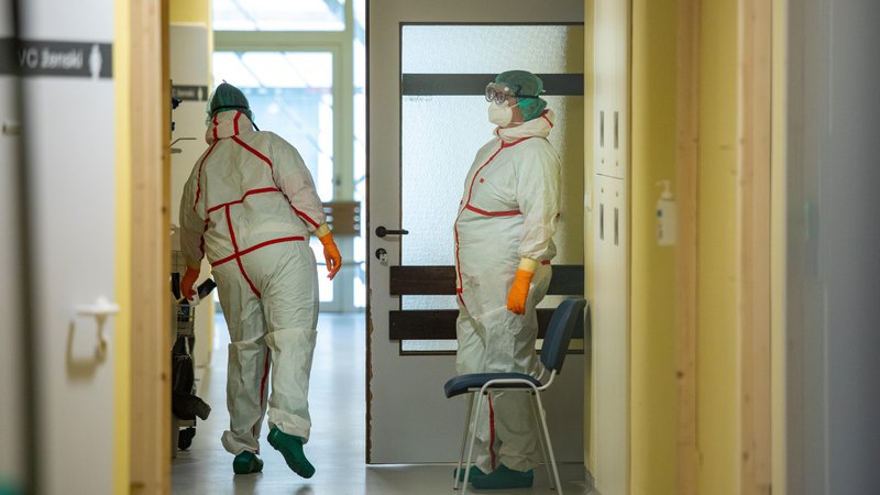 Fotografija: Kmalu bo znano, kako so na porast okužb pripravljeni v bolnišnicah glede na to, da jih pesti velik izpad kadra. FOTO Voranc Vogel/Delo
