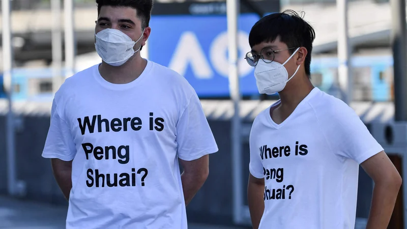 Fotografija: V Avstraliji so nosili majice z napisom: Kje je Peng Shuai? FOTO: Paul Crock/AFP