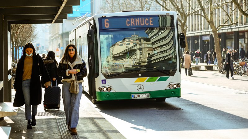 Fotografija: Zasedenost mestnih avtobusov je zmanjšana za približno polovico. FOTO: Črt Piksi/Delo
