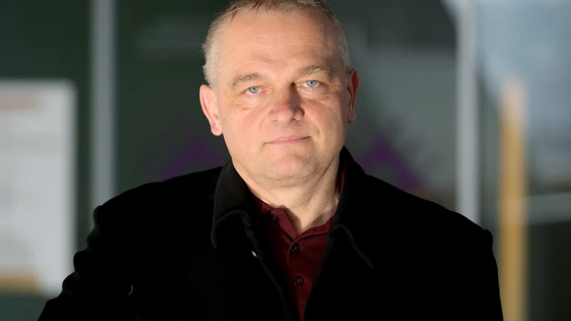 Dr. Alojz Ihan, zdravnik mikrobiolog in imunolog,&nbsp;se je odlikoval v obsežnem seznanjanju javnosti o razvoju epidemije covida-19 s pomočjo objav v tisku, izhaja iz utemeljitve nagrade. FOTO: Roman Šipić/Delo
