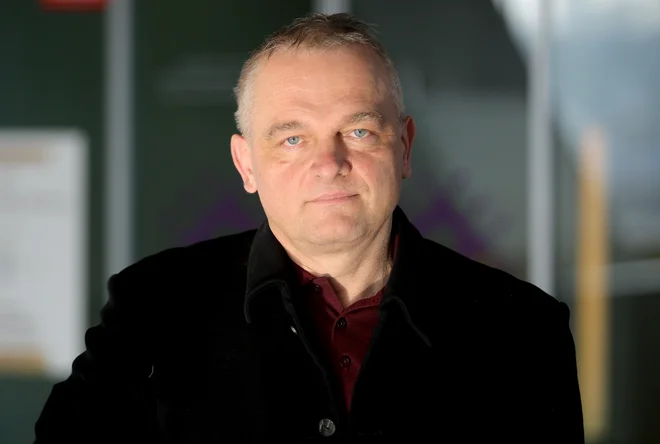Dr. Alojz Ihan, zdravnik mikrobiolog in imunolog,&nbsp;se je odlikoval v obsežnem seznanjanju javnosti o razvoju epidemije covida-19 s pomočjo objav v tisku, izhaja iz utemeljitve nagrade. FOTO: Roman Šipić/Delo
