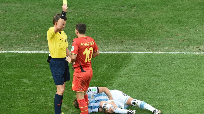 Fotografija: Nicola Rizzoli in Eden Hazard med četrtfinalno tekmo Argentine in Belgije na mundialu 2014. FOTO: Evaristo Sa/AFP