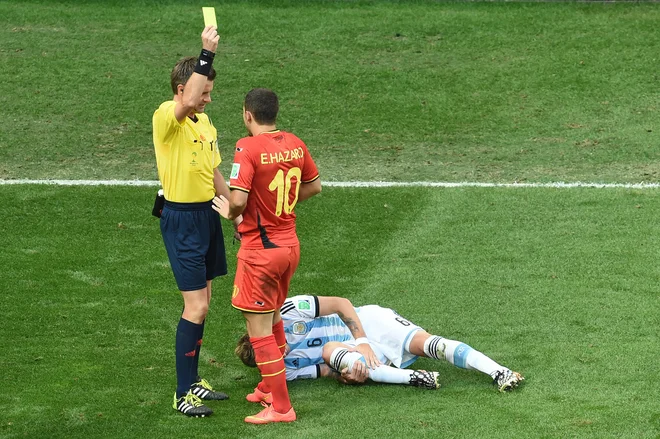 Nicola Rizzoli in Eden Hazard med četrtfinalno tekmo Argentine in Belgije na mundialu 2014. FOTO: Evaristo Sa/AFP
