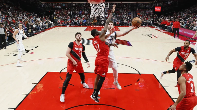 Fotografija: Luka Dončić in soigralci so se sprehodili skozi Portland. Levo Kristaps Porzingis. FOTO: Soobum Im/USA Today Sports