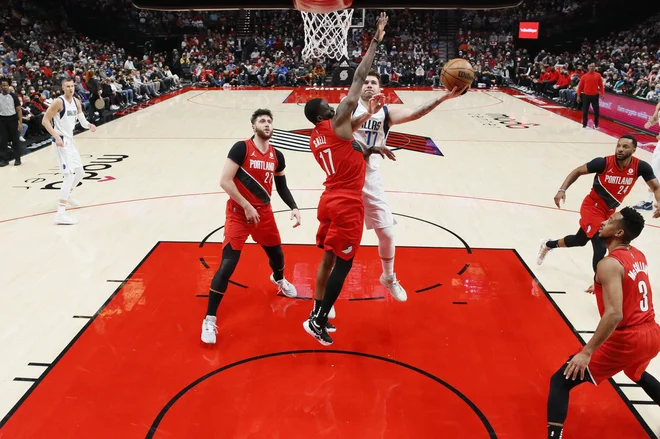 Luka Dončić in soigralci so se sprehodili skozi Portland. Levo Kristaps Porzingis. FOTO: Soobum Im/USA Today Sports
