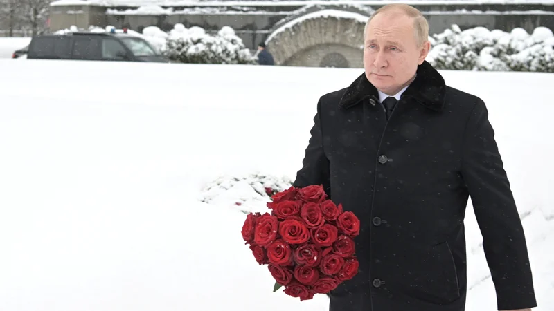 Fotografija: Ruski predsednik Vladimir Putin se je danes spomnil žrtev obleganja Leningrada, na Zahodu pa čakajo na njegove naslednje poteze v ukrajinski krizi. FOTO: Sputnik Via Reuters