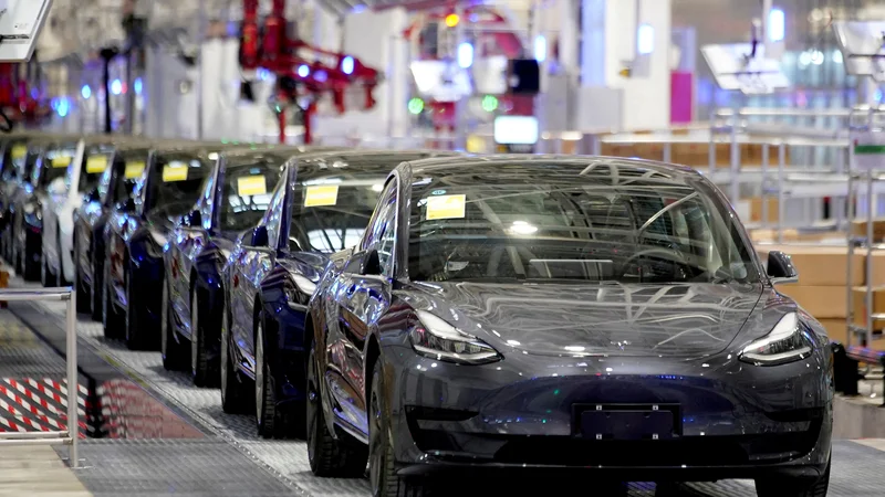 Fotografija: Lastnik Tesle Elon Musk je priljubljena oseba tudi v partijskem vodstvu, ki mu je dalo poceni zemljo, ugodna posojila, ga oprostilo plačevanja davkov ter mu omogočilo različne druge ugodnosti. FOTO: Aly Song/Reuters