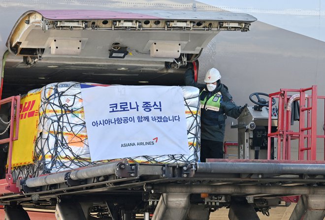 Pfizerjevo tabletko so že uvozili v Južno Korejo. FOTO: Pool Reuters
