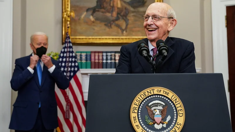 Fotografija: Z napovedano upokojitvijo 83-letnega vrhovnega sodnika Stephena Breyerja bo Biden lahko uresničil obljubo.
Foto Kevin Lamarque/Reuters
