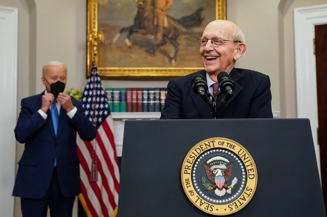 Z napovedano upokojitvijo 83-letnega vrhovnega sodnika Stephena Breyerja bo Biden lahko uresničil obljubo.

Foto Kevin Lamarque/Reuters
