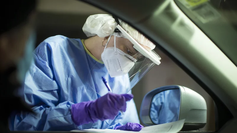 Fotografija: Pri spopadanju z omikronom nismo nič uspešnejši, če vsak pozitiven hitri test potrjujemo še z metodo PCR. FOTO: Jure Eržen/Delo
