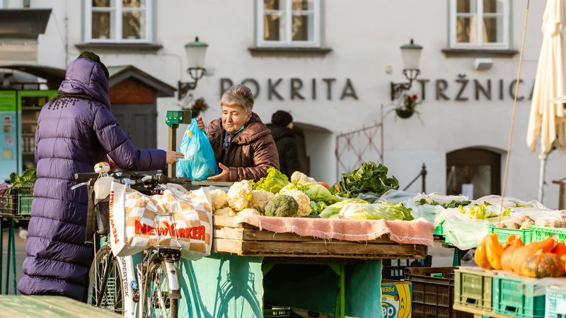 Fotografija: Ljubljanske tržnice po upadu prodaje v prvem letu epidemije počasi spet oživljajo. Foto Črt Piksi
