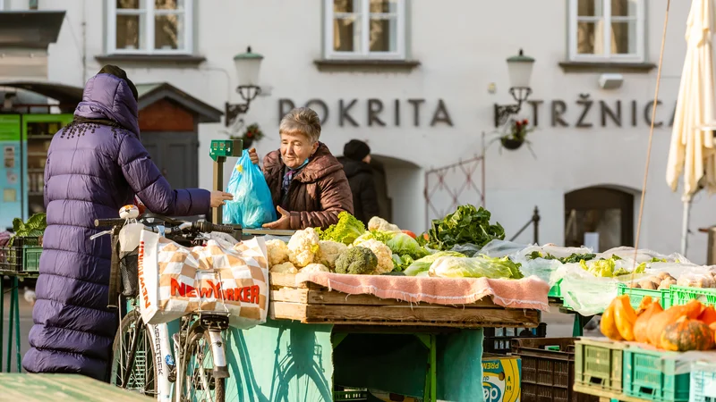 Fotografija: Ljubljanske tržnice po upadu prodaje v prvem letu epidemije počasi spet oživljajo. Foto Črt Piksi