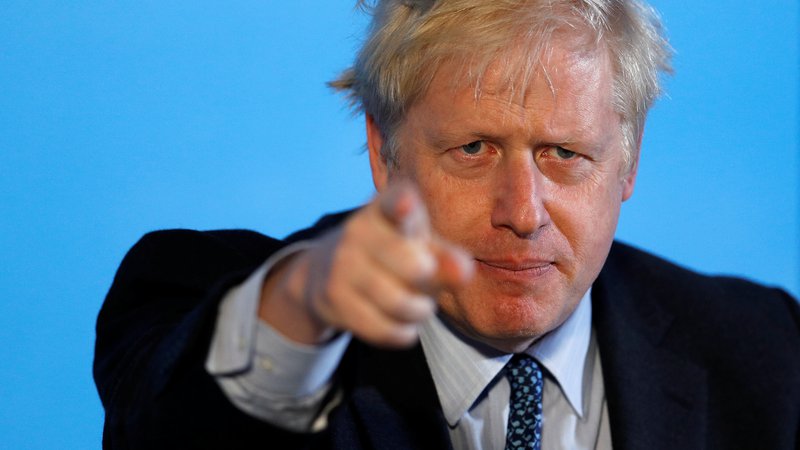 Fotografija: Razmršena blond pričeska, obilna postava in posebno za britanskega konservativnega politika nenavadno sproščeno vedenje so značilnosti premiera Borisa Johnsona. FOTO: Peter Nicholls/Reuters
