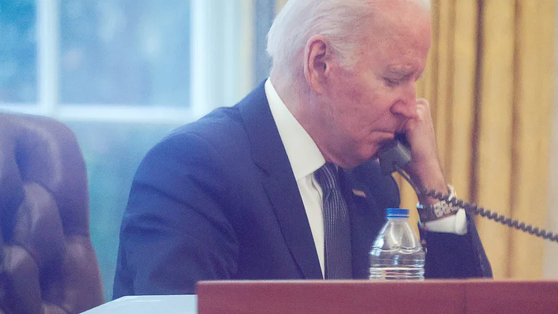 Fotografija: Ameriški predsednik Joe Biden med decembrskim telefonskim pgovorom z ukrajinskim kolegom Volodimirjem Zelenskjim. Foto Leah Millis/Reuters