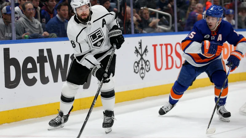 Fotografija: Drew Doughty (levo) ob Calu Clutterbucku v drugi tretjini obračuna v dvorani UBS Arena. FOTO: Brad Penner/USA TODAY Sports