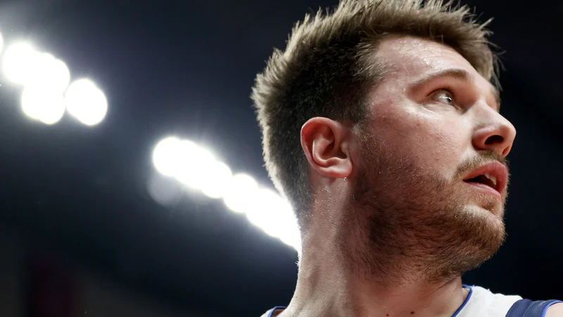 Fotografija: Luka Dončić med obračunom s Portlandom. Novo uvrstitev v začetno peterko tekme zvezd mu je po mnenju strokovnjakov odnesla slaba forma na začetku sezone. FOTO: Steph Chambers/AFP