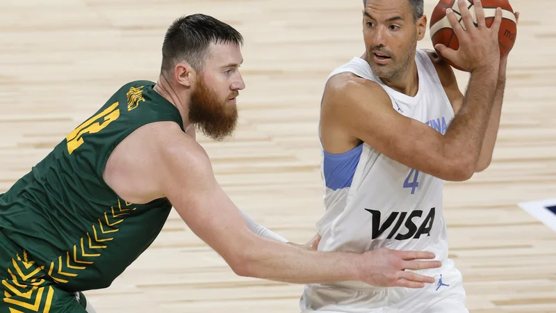 Fotografija: Aron Baynes (levo) med pokrivanjem Luisa Scole na pripravljalni tekmi z Argentino v Las Vegasu. FOTO: Ethan Miller/AFP
