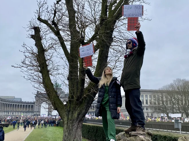 O človekovih pravicah se ne pogaja in recite ne diktaturi, sporočajo belgijski protestniki. FOTO: Peter Žerjavič
