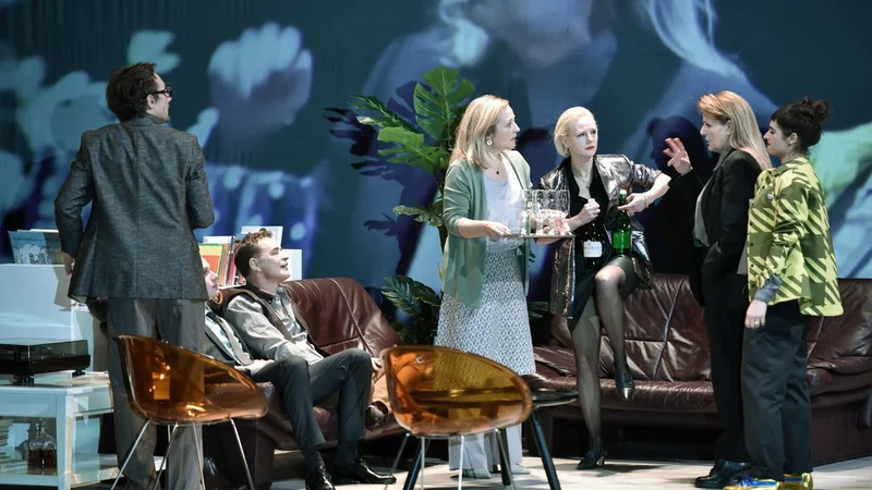 Fotografija: Igralke in igralci suvereno manevrirajo med trpkimi in komičnimi dialogi ter s svojimi interpretacijami ustvarijo občutje črne komedije. FOTO: Peter Uhan