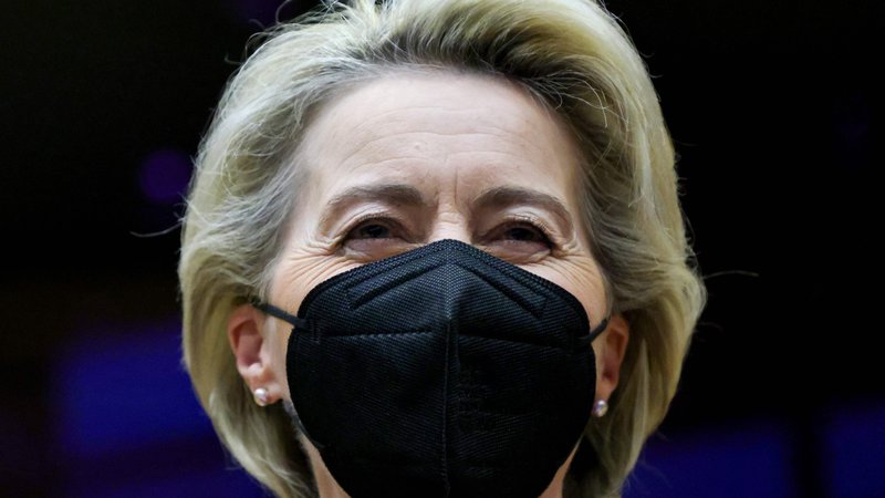 Fotografija: Je Ursula von der Leyen res »nepravilno upravljala«? FOTO: Yves Herman/AFP
