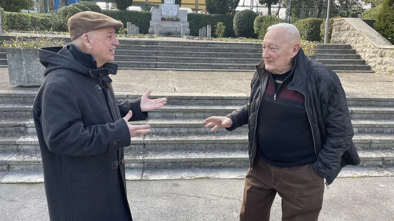 Fotografija: Lučjo Pertič s prijateljem Danilom Cubanom, nekdanjim igralcem in predsednikom nogometašev Kopra. Foto R. T.
