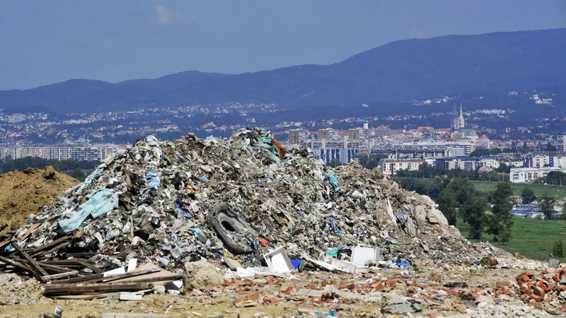 Fotografija: Pogled s smetišča Jakuševac, največjega smetišča v jugovzhodni Evropi, na glavno mesto Hrvaške. FOTO: Boris Kovačev/Cropix