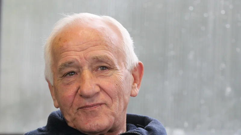 Fotografija: Leopold Jeras je s klopi vodil slovenske rokometaše na poti do podviga na EP 2000 v Zagrebu. Foto: Marko Feist/Delo