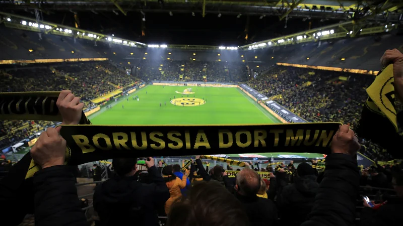 Zaradi veljavnih ukrepov v Nemčiji je dortmundski štadion v tej sezoni v povprečju obiskalo 33.517 navijačev. Rekord drži sezona 2015/16 s povprečjem 81.226. FOTO: Wolfgang Rattay/Reuters