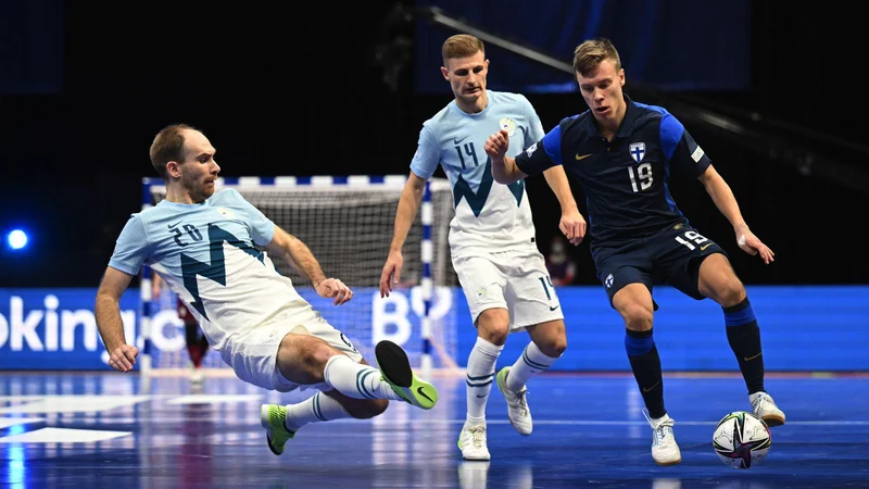 Fotografija: Kristjan Čujec, levo, in Matej Fideršek sta na koncu morala priznati uspeh Finske in njenega reprezentanta Iira Vanhe. FOTO: Oliver Hardt/Uefa.com
