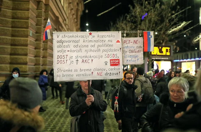 Tradicionalni petkovi protesti. FOTO: Blaž Samec/Delo
